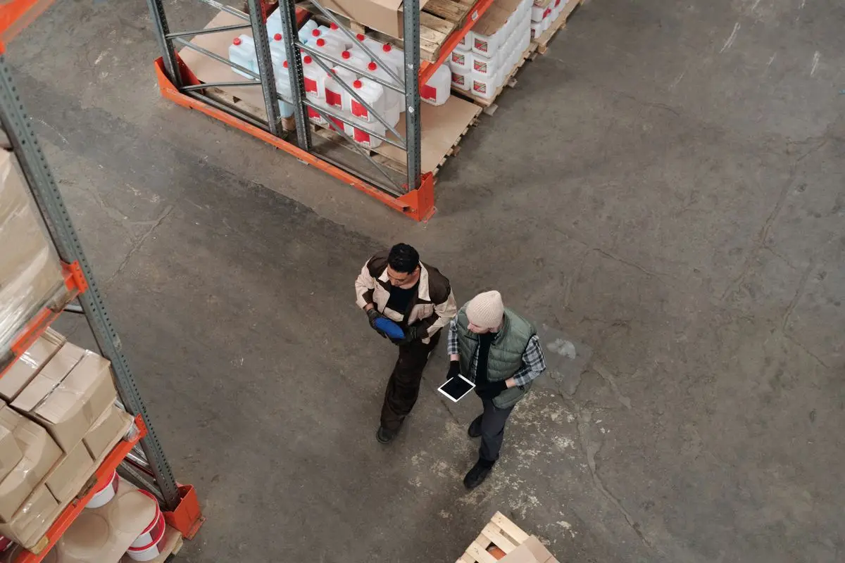Deux agents coordonnent l'inventaire dans un entrepôt