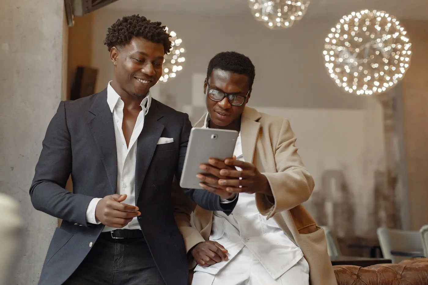 Deux responsables d'entreprise consultent ANAGA sur tablette