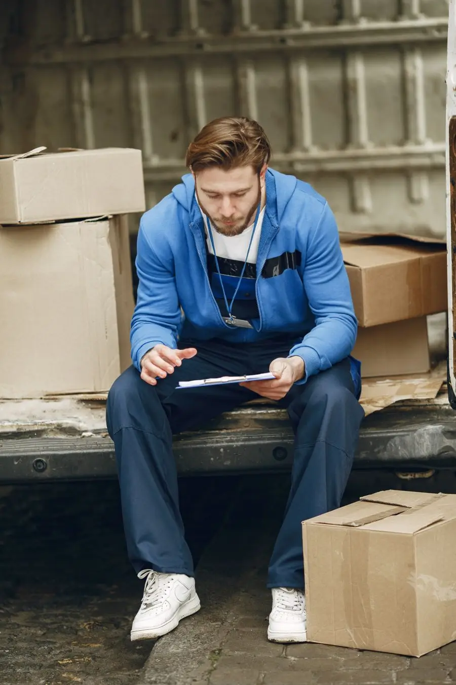 Agent logistique faisant un inventaire sur tablette