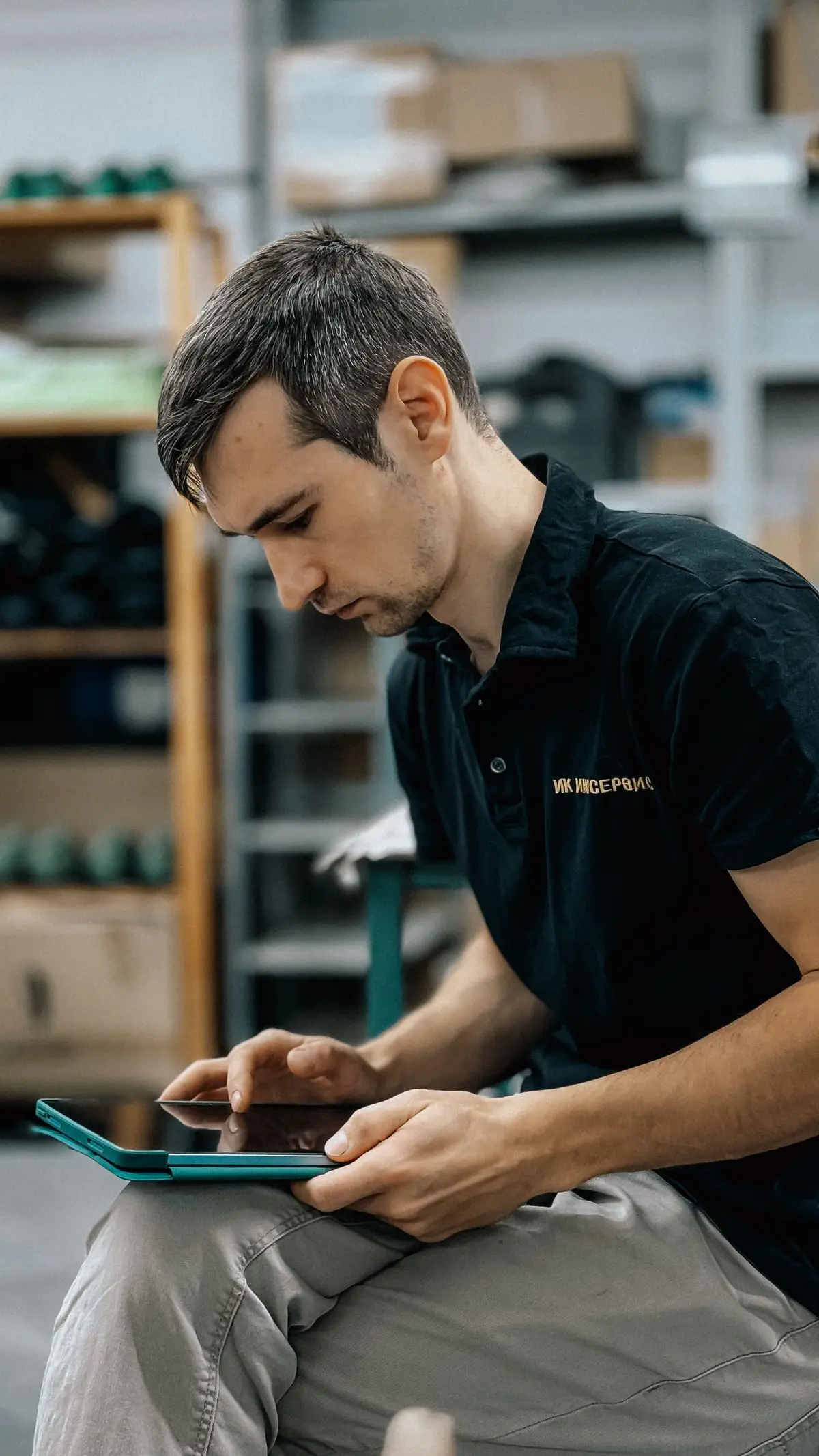 Agent terrain utilisant une tablette en zone logistique