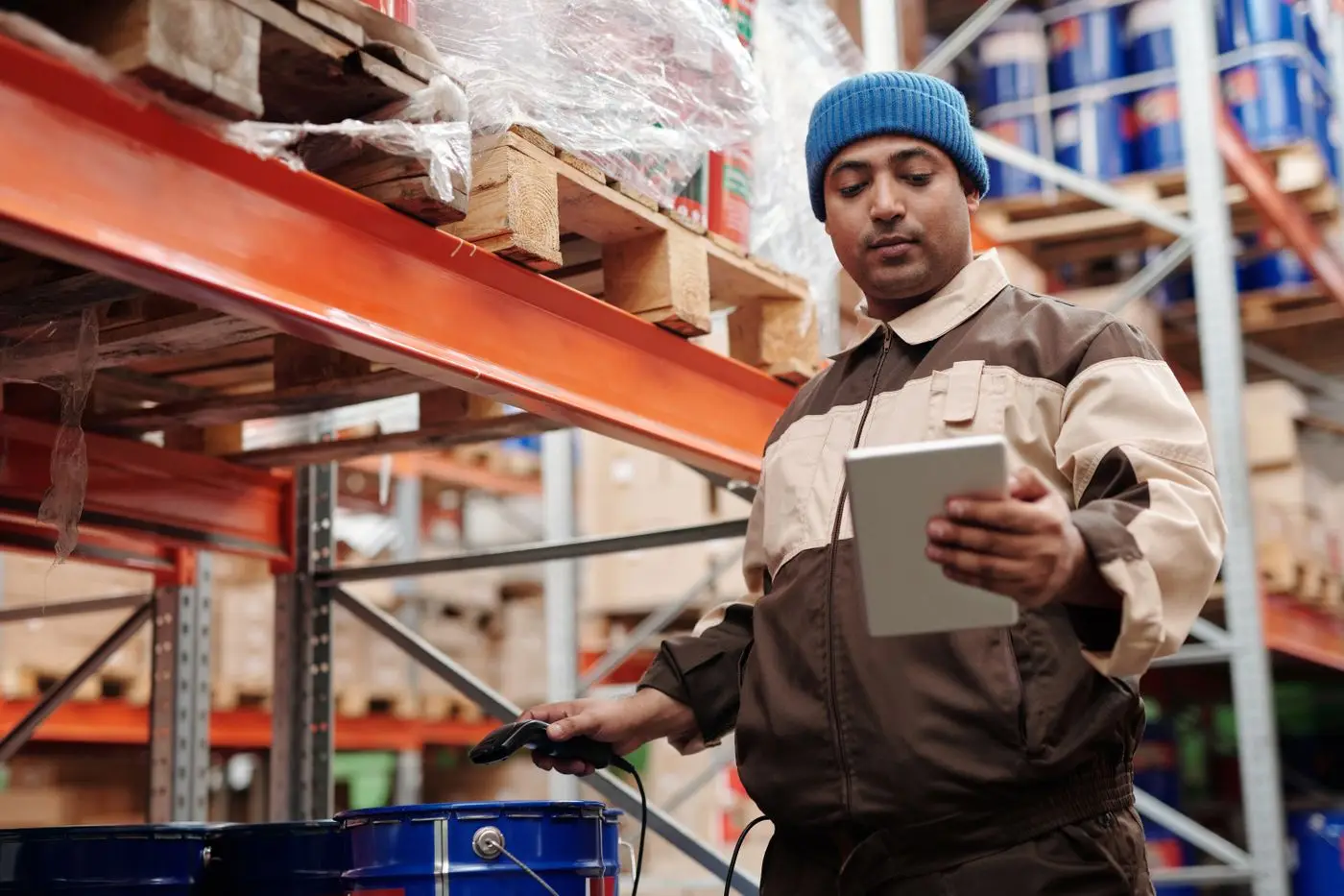 Agent logistique utilisant l'application mobile ANAGA sur tablette